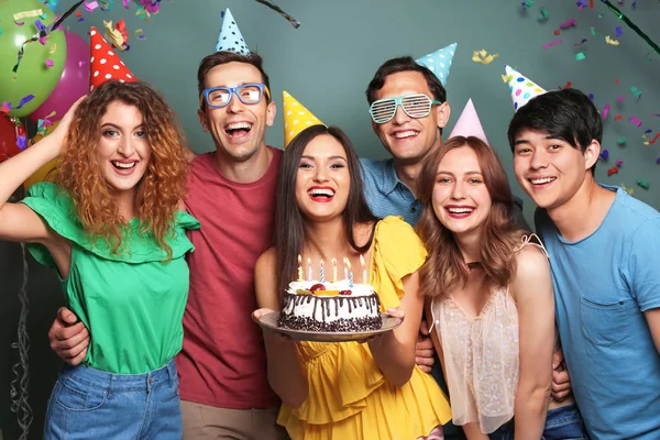 Jovens Comemorando Aniversário Com Bolo Saboroso Fundo Cor — Fotografia de Stock