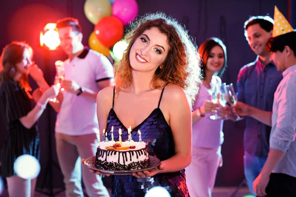 Jonge Vrouw Met Cake Van Kindverjaardag Feest Nachtclub — Stockfoto