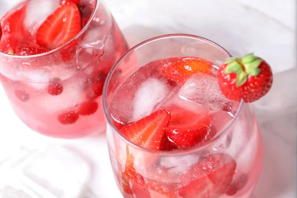 Glasses Natural Lemonade Berries Table Closeup — Stock Photo, Image