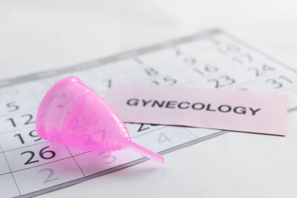 Cangkir Menstruasi Kalender Dan Kartu Dengan Kata Gynecology Pada Latar — Stok Foto