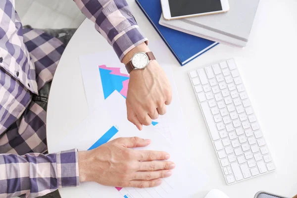 Jonge Zakenman Tijd Zijn Horloge Werkplek Bovenaanzicht Controleren Tijdmanagement — Stockfoto