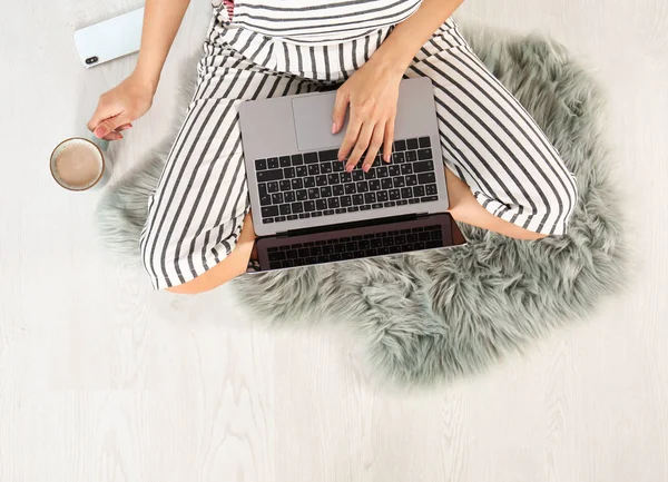 Young Woman Cup Coffee Laptop Sitting Floor Top View — Stock Photo, Image