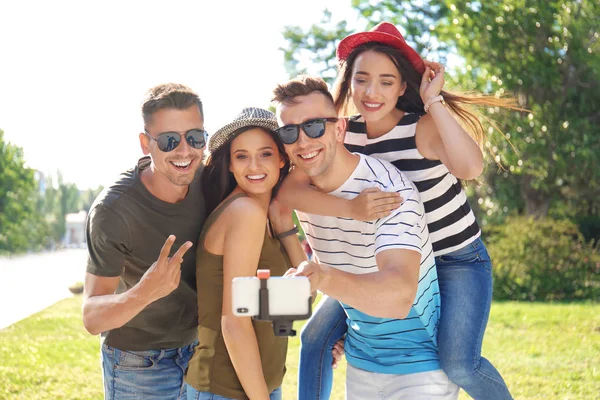 Bir grup genç insan selfie monopod açık havada ile alarak