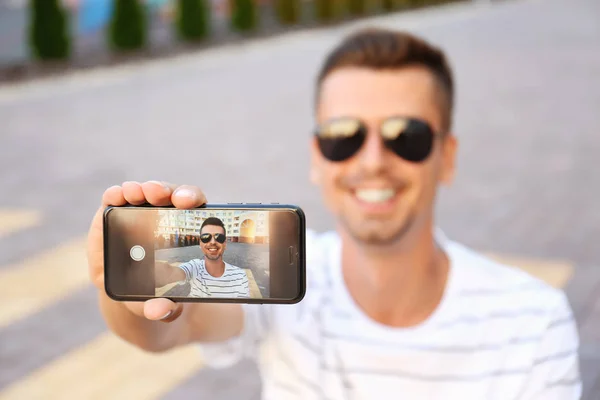 Jeune Homme Prenant Selfie Extérieur Concentrer Sur Smartphone — Photo