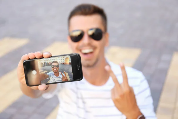 Jeune Homme Prenant Selfie Extérieur Concentrer Sur Smartphone — Photo