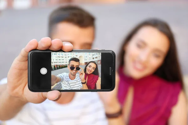 Jeune Couple Prenant Selfie Extérieur Concentrer Sur Smartphone — Photo
