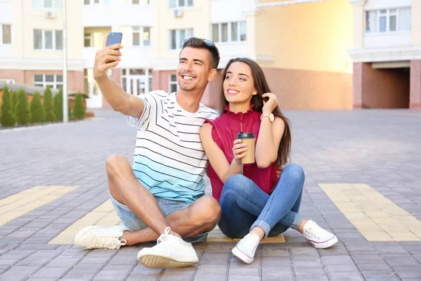 Giovane Coppia Prendendo Selfie Sulla Strada Della Città — Foto Stock