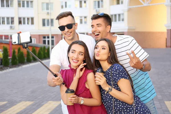 Groupe Jeunes Prenant Selfie Avec Monopode Extérieur — Photo