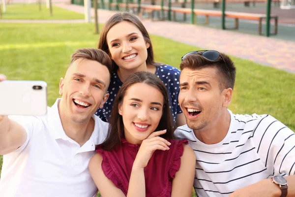 Grupo Jóvenes Tomando Selfie Aire Libre — Foto de Stock