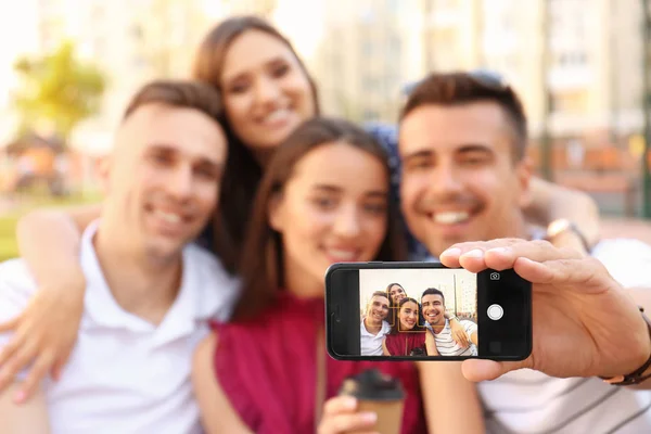 Grupo Jóvenes Tomando Selfie Aire Libre Centran Teléfono Inteligente — Foto de Stock
