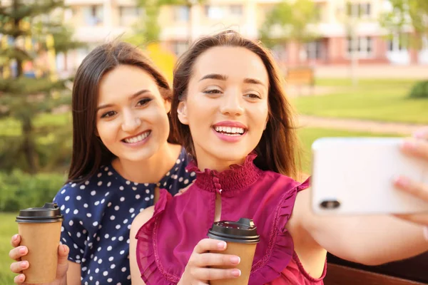 Mladé Ženy Šálky Kávy Pořizování Selfie Venku — Stock fotografie