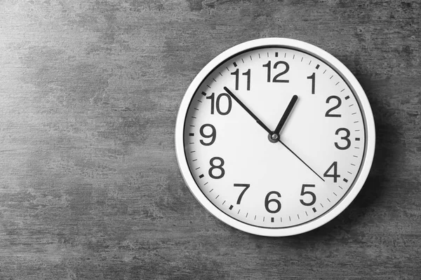 Moderne Uhr Auf Grauem Hintergrund Draufsicht Zeitmanagement — Stockfoto