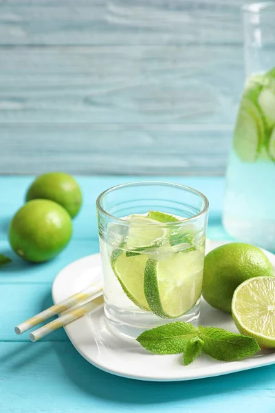 Natürliche Limonade Mit Limette Glas Auf Holztisch — Stockfoto