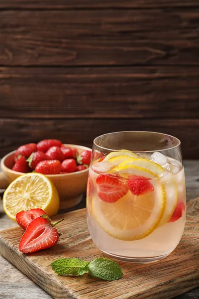 Limonada Natural Con Fresas Vaso Sobre Mesa —  Fotos de Stock