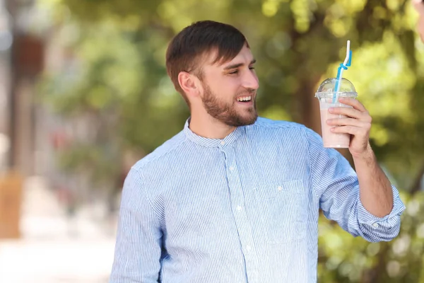 Junger Mann Mit Einer Tasse Leckerem Milchshake Freien — Stockfoto