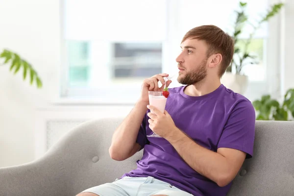 Jeune Homme Avec Verre Délicieux Milk Shake Intérieur — Photo