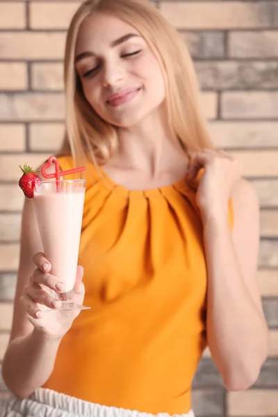 Mujer Joven Con Vaso Delicioso Batido Leche Fondo Pared Ladrillo — Foto de Stock