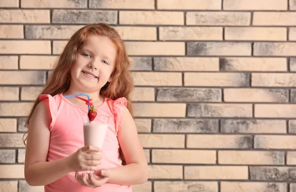 Маленькая Девочка Стаканом Вкусного Молочного Коктейля Фоне Кирпичной Стены — стоковое фото