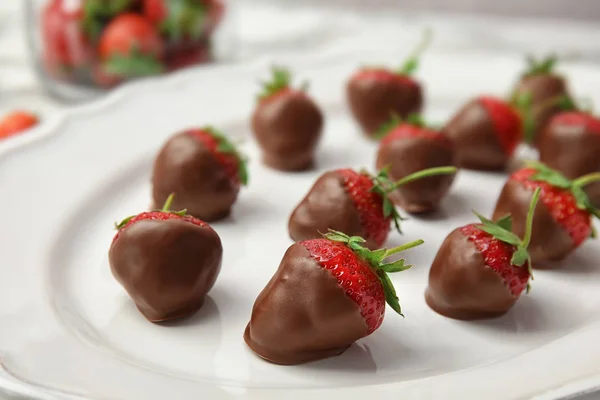 Assiette Avec Fraises Recouvertes Chocolat Sur Table Gros Plan — Photo