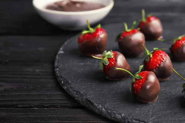 Assiette Ardoise Avec Fraises Recouvertes Chocolat Sur Table Gros Plan — Photo