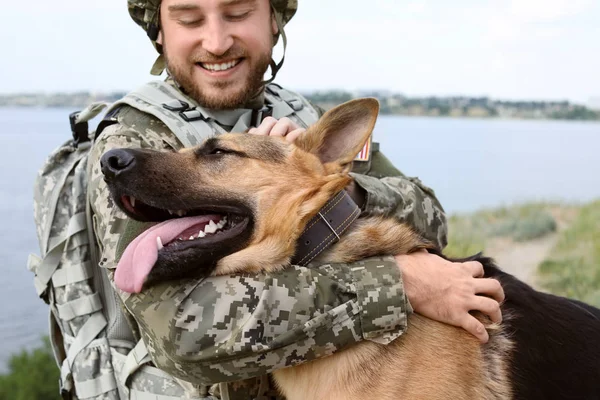 Mann Militäruniform Mit Schäferhund Freien — Stockfoto