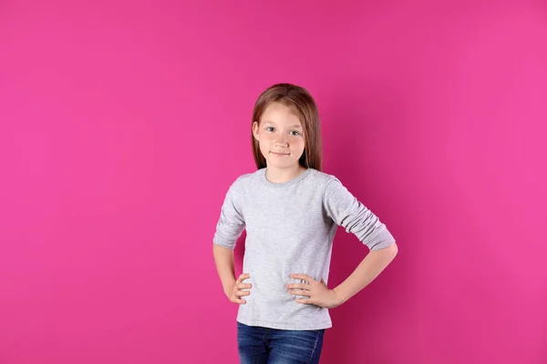 Κοριτσάκι Μακρύ Μανίκι Shirt Στο Χρώμα Φόντου Κοροϊδεύω Για Σχεδίαση — Φωτογραφία Αρχείου