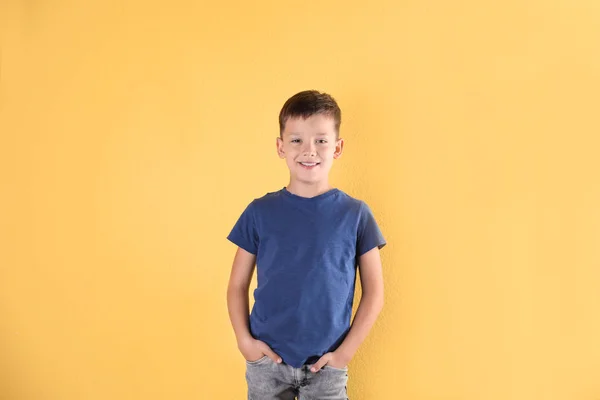 色の背景上の シャツの男の子 デザインのモックアップ — ストック写真