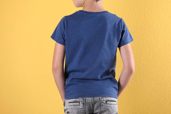 Niño Camiseta Sobre Fondo Color Maquillaje Para Diseño — Foto de Stock