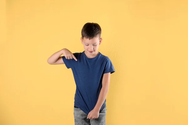 T恤衫的小男孩在彩色背景下 设计模拟 — 图库照片