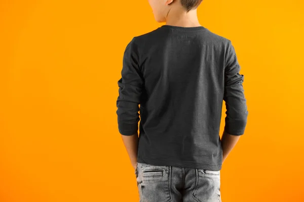 Mały Chłopiec Shirt Długim Rękawem Kolor Tła Makieta Projekt — Zdjęcie stockowe