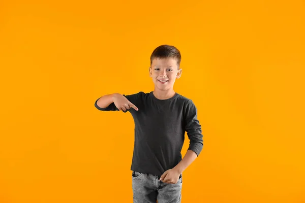 小男孩在长袖 T恤衫上的颜色背景 设计模拟 — 图库照片