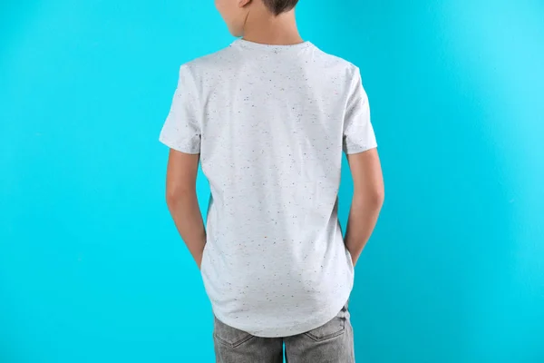 Malý Chlapec Tričku Barvu Pozadí Maketa Pro Design — Stock fotografie