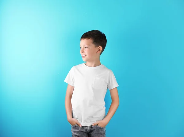 Anak Kecil Berbaju Dengan Latar Belakang Warna Mock Untuk Desain — Stok Foto