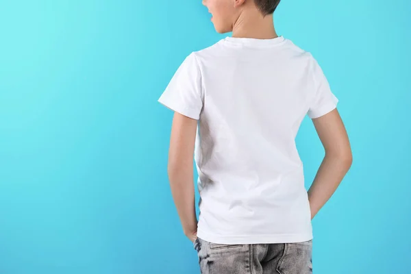 T恤衫的小男孩在彩色背景下 设计模拟 — 图库照片