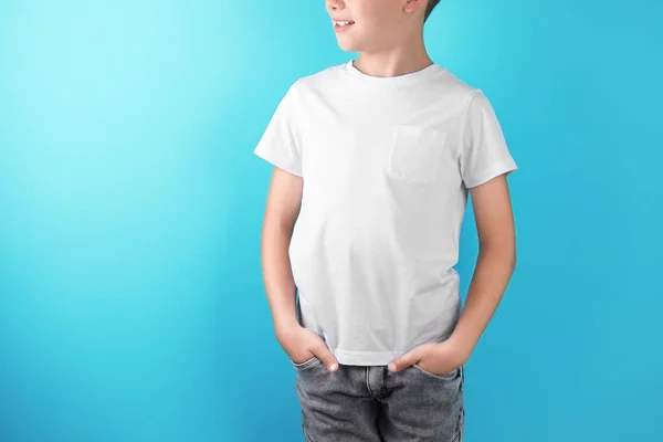 Renk Arka Plan Üzerinde Küçük Çocuk Shirt Içinde Tasarım Mock — Stok fotoğraf