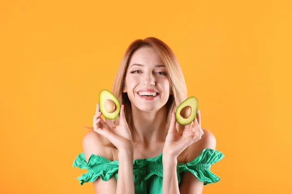 Retrato Mujer Hermosa Joven Con Aguacate Delicioso Maduro Sobre Fondo — Foto de Stock