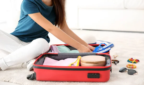 Joven Mujer Embalaje Maleta Para Viaje Verano Casa — Foto de Stock