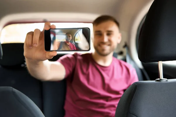 Jovem Feliz Tomando Selfie Carro — Fotografia de Stock