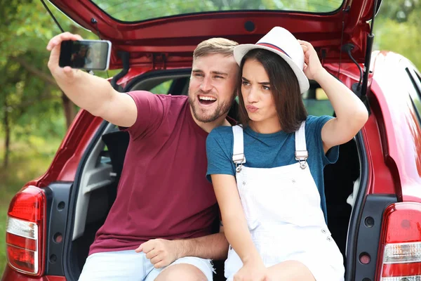 Bella Giovane Coppia Che Prende Selfie Nel Bagagliaio Dell Auto — Foto Stock