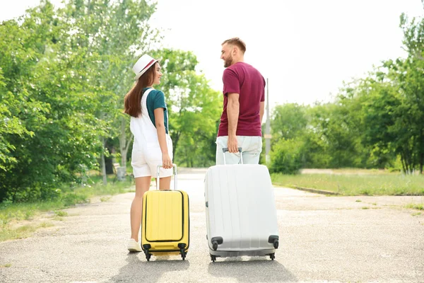 Beau Jeune Couple Avec Valises Emballées Pour Voyage Été Pied — Photo