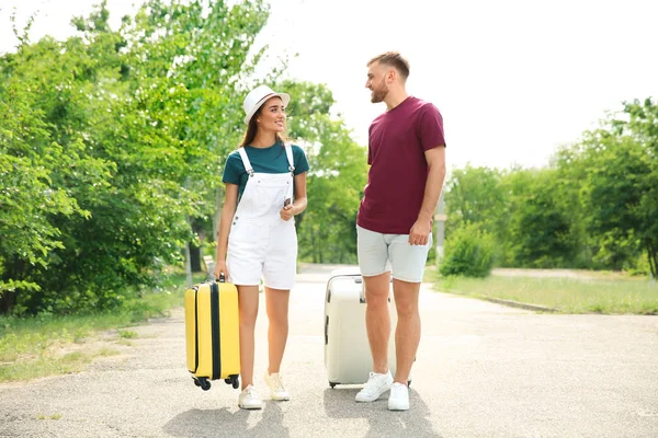 Belo Jovem Casal Com Malas Embaladas Para Viagem Verão Andando — Fotografia de Stock