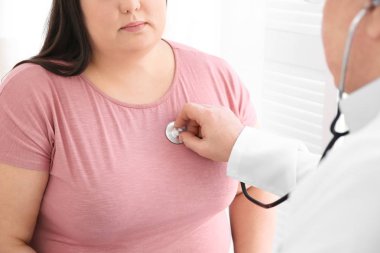 Doktor stetoskop kliniği ile hastanın kalp atışına dinleme