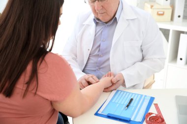 Doktor klinikte kilolu kadın, darbe alarak