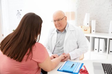 Doktor klinikte kilolu kadın, darbe alarak