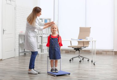 Ölçüm küçük kızın yükseklik hastanede doktor