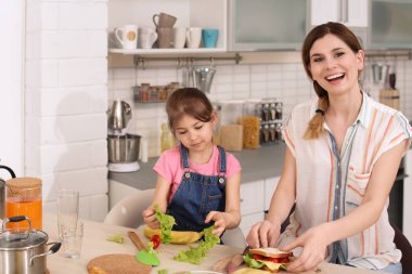 Mutfak yemek hazırlama kızıyla birlikte ev kadını