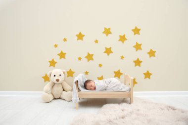 Küçük yatakta uyuyan sevimli bebek