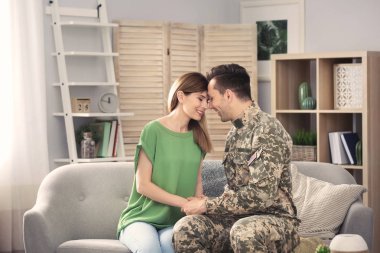 Karısı evde kanepe ile askeri üniformalı genç adam