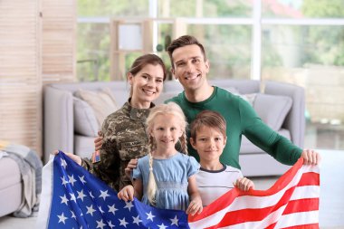 Evde Amerikan bayrağı tutarak ailesiyle birlikte askeri üniformalı kadın