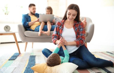 Genç çift evde çocuğu ile vakit geçirmek. Mutlu bir aile